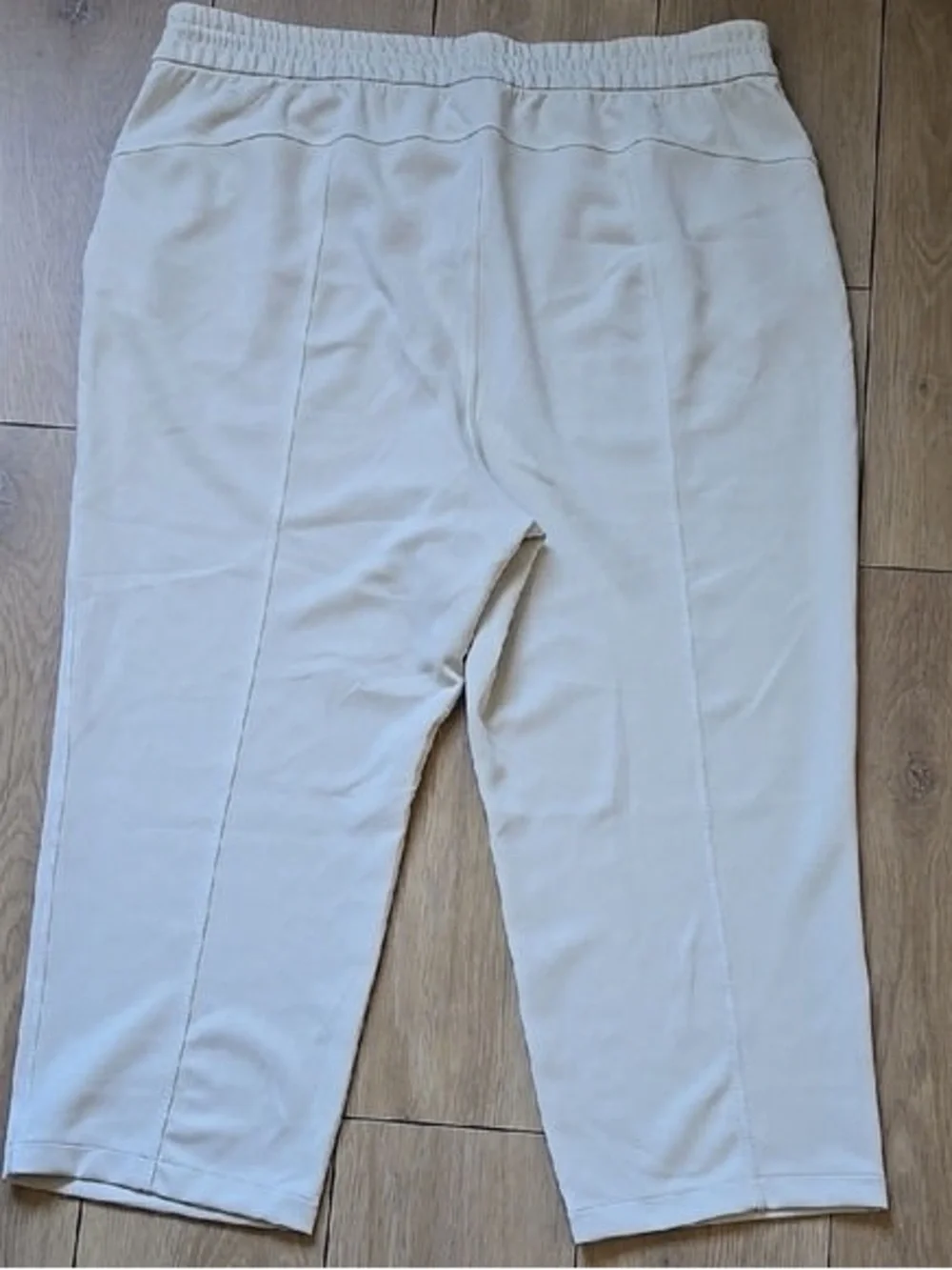 Women’s Cream Pull-On Capri Pants
